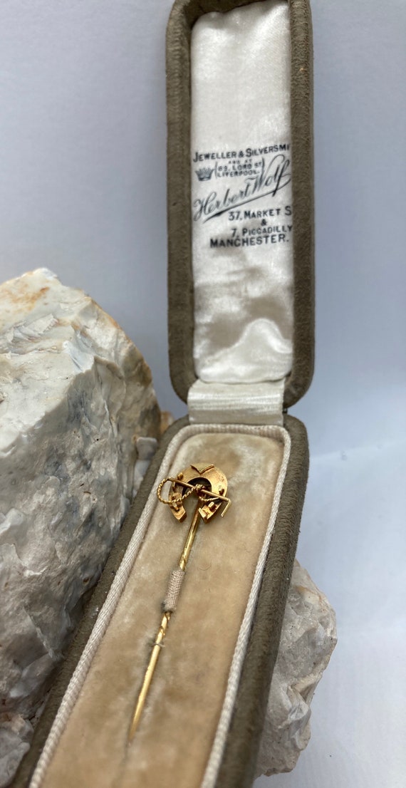 1915 Edinburgh 9ct gold pin horseshoe and whip equest… - Gem