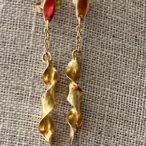 Vintage 18ct gold spiral ribbon heavy drop dangle earrings.