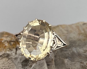 vintage statement ring met citrien 9 kt gouden mooie zetting en schouders maat VK W VS 8
