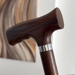 Bastón ergonómico clásico, duradero y elegante para hombres y mujeres, color wengué.