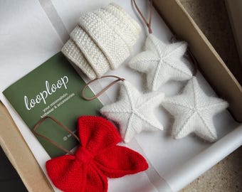 Coffret cadeau de décorations de Noël personnalisées : petite écharpe douce en laine mérinos tricotée, étoile blanche suspendue, nœuds en angora rouge, COULEURS PERSONNALISÉES