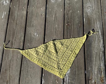 Bandana au crochet pour femme. Foulard jaune en coton. Couvre-cheveux triangulaire bleu. Bandeau bohème au crochet filet. Petit cadeau pour une amie