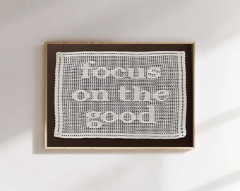 Tapisserie personnalisée au crochet filet. Décoration murale avec citation positive. Napperon décoratif. Cadeau textile idéal pour une pendaison de crémaillère. Décoration de bureau.