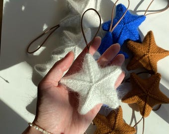 Décorations de Noël artisanales en ivoire. Étoile blanche suspendue au sapin d'hiver. Coffret cadeau de pendaison de crémaillère douillet.
