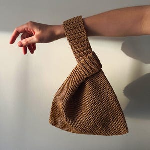 Raffia Handgelenkstasche. Gehäkelte Stroh Sommertasche. Organische Raffia Knot Tasche. Strandtasche aus Naturbeige Stroh. Boho Handtasche. Gewebte Strand-Clutch