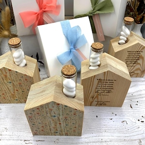 Bomboniera multiuso in legno a casetta, con ampolla in vetro personalizzabile fronte retro