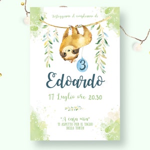 Könnte beinhalten: Eine Aquarell-Illustration eines Faultiers, das an einem Ast mit grünen Blättern hängt. Das Faultier hält einen blauen Ballon mit der Nummer 3. Der Text "Testeggiamo il compleanno di" befindet sich oben im Bild. Der Text "Edoardo" ist in einer großen, kursiv geschriebenen Schrift. Der Text "17 Luglio ore 20.30" befindet sich unter dem Namen. Der Text "A casa mia" befindet sich unten im Bild. Der Text "TI ASPETTO PER IL TAGLIO DELLA TORTA" befindet sich unter dem Satz "A casa mia".