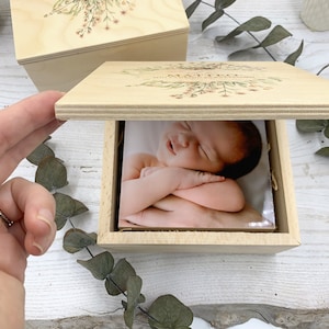 Bomboniera per padrino di battesimo, una scatola e quadretto in legno all'interno, personalizzabili con foto e frase per i padrini