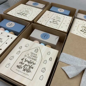 Bomboniere artigianali battesimo, quadretti in legno con grafica e frasi di madre teresa incise