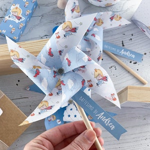 Segnaposto battesimo piccolo principe. Girandole personalizzate con tag nome e data battesimo.