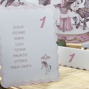 Segnatavolo numerato a cavaliere in coordinato con le cards per tableau segnaposto a tema cavallo a dondolo o koala