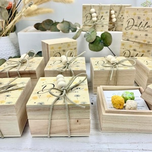 Bomboniere battesimo con bombe di semi da piantare in scatoline in legno personalizzate a tema soffione Di Tarassaco
