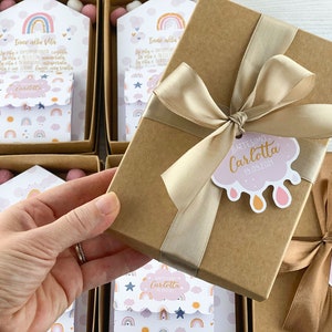 Bomboniera artigianale battesimo, casetta in legno a tema arcobaleno con frase di Madre Teresa, Inno alla vita
