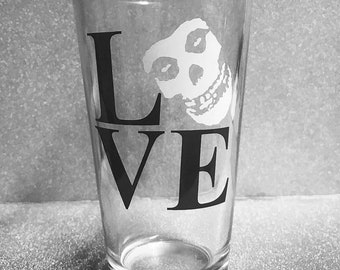 skull love pint glass