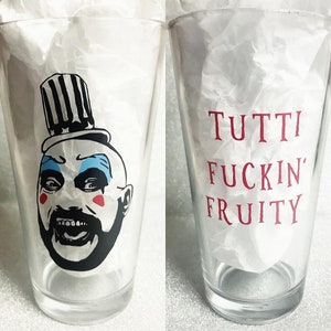 el capitán del diablo rechaza escupir 'tutti maldito afrutado' vaso de la pinta