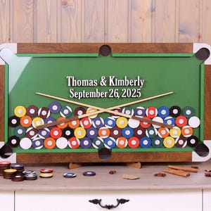 Może przedstawiać: Drewniany stół bilardowy z zielonym suknem i szklanym blatem. Stół jest ozdobiony spersonalizowanym napisem "Thomas & Kimberly September 26, 2025". Stół jest otoczony drewnianymi kulami bilardowymi.