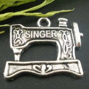 Vintage Sewing Machine Charm