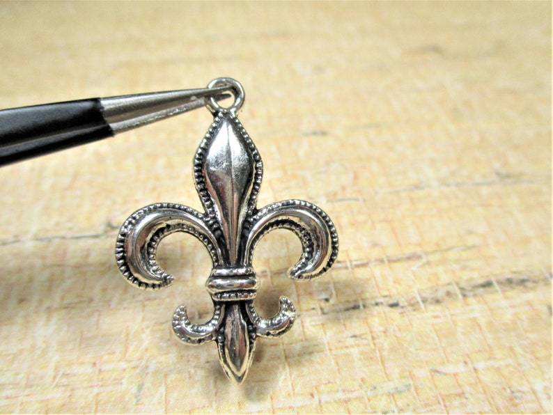 8pcs Antique silver plated Fleur-de-lis charm pendant T0201 8pcs Antique silver plated Fleur-de-lis charm pendant T0201