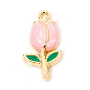 dije de flor de tulipán con perla rosa esmaltada