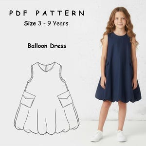 Puede incluir: Un patrón de vestido globo azul marino para tallas de 3 a 9 años. La imagen muestra a una niña pequeña con un vestido azul marino con dobladillo redondeado y bolsillos. El patrón del vestido se muestra junto a la niña.