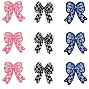 Puede incluir: Nueve parches para planchar en forma de lazos. Tres son rosas con patrones de cuadros blancos, tres son negros con patrones de cuadros blancos y tres son azules con patrones de cuadros blancos.