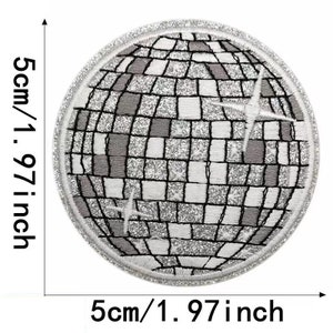 Op de afbeelding: Een zilveren glitter strijk-op patch met een discobal ontwerp. De patch is 5 cm in diameter.