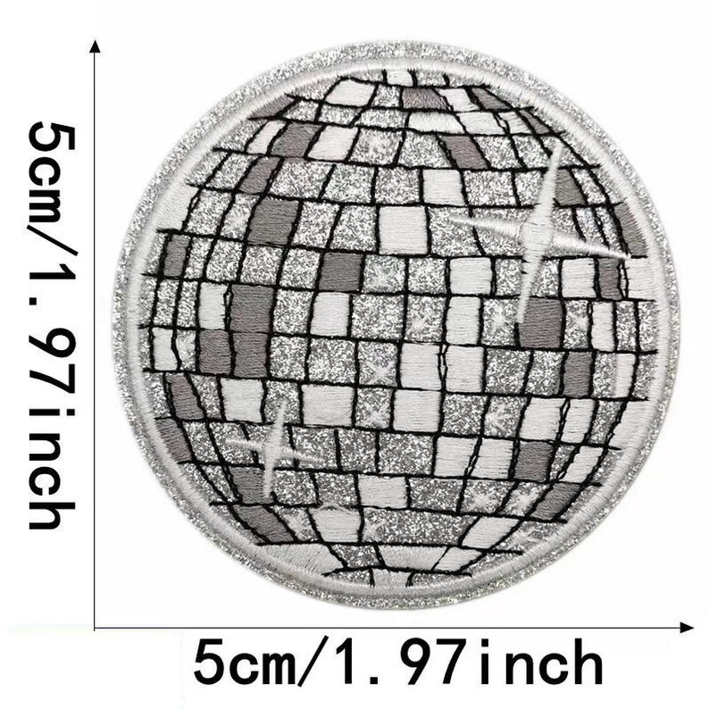 Op de afbeelding: Een zilveren glitter strijk-op patch met een discobal ontwerp. De patch is 5 cm in diameter.