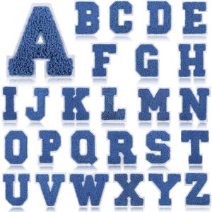 Blå chenillebokstavslapp: 7 cm broderad strykapplikation