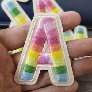 Parche de letra del arco iris Etiqueta autoadhesiva 3D 2,15 "5,5 cm Pegar en la letra mayúscula del alfabeto Coser bordado de la A a la Z Personalizar regalo de bricolaje