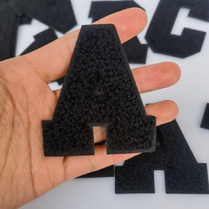 Letras pretas chenille bordado ferro em remendo aplique diy nome alfabeto remendos para roupas chapéus acessórios 7 cm