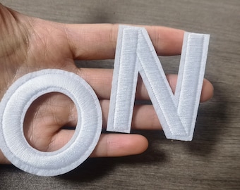 Parche de letra bordado: aplique blanco para planchar o coser (5,5 cm)