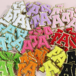 Parche de aplique con letras bordadas de chenilla brillante de 2,17 pulgadas de la A a la Z, nombre bordado en mayúsculas con ribete dorado para coser, para planchar en chaqueta, camiseta y mochila.