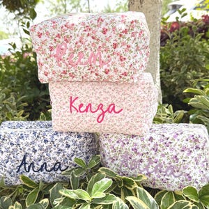 Personalisierte Blumen Make-up Tasche, handgefertigte gesteppte Kosmetiktasche, gesticktes Geschenk für sie, Kulturtaschen, Reise-Make-up-Tasche