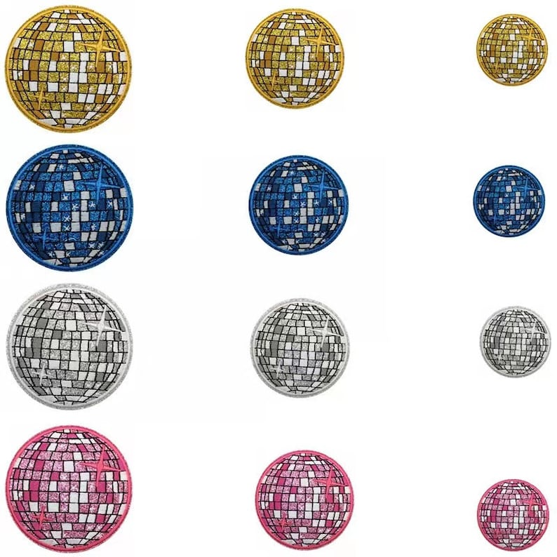 Op de afbeelding: Assortiment van negen discobal-strijklabels in verschillende maten en kleuren, waaronder goud, zilver, blauw, roze en wit.