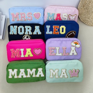 Bolsa de maquillaje personalizada, bolsas de maquillaje con parche de chenilla y letra, bolsa de cosméticos con nombre, regalo personalizado para ella, regalo de dama de honor, talla M