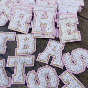 Remendo de ferro rosa com letras douradas A-Z, remendo de letras, remendo de palavras, remendo de letras personalizadas, letras do alfabeto, remendos de ferro