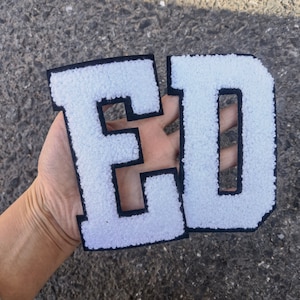 Grandes letras brancas chenille bordado ferro em remendo aplique diy nome crachá patches do alfabeto para crianças acessórios de bolsa de roupas 12cm