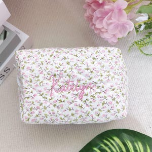 Nom de broderie personnalisé petite trousse de maquillage matelassée trousse de maquillage florale trousse à cosmétiques esthétique faite main trousse à cosmétiques fleurs