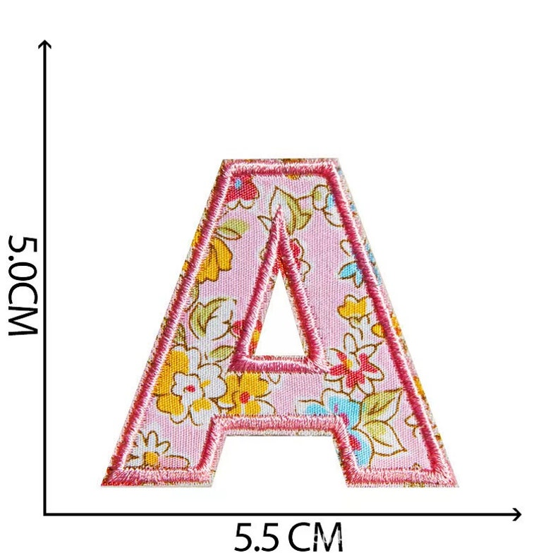 K&ouml;nnte beinhalten: Rosa Stoffbuchstabe A mit Blumenmuster. Der Buchstabe ist 5,5 cm breit und 5,0 cm hoch.