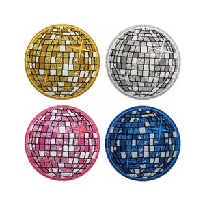 Op de afbeelding: Vier ronde glitter discobal-patches in goud, zilver, roze en blauw.