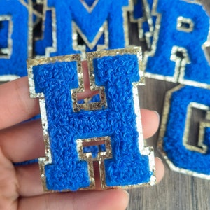Autoadhesivo Letras azules Chenille Parche bordado Apliques Diy Nombre Insignia Alfabeto Lentejuelas Parches para ropa Bolsas Accesorios 2.17in