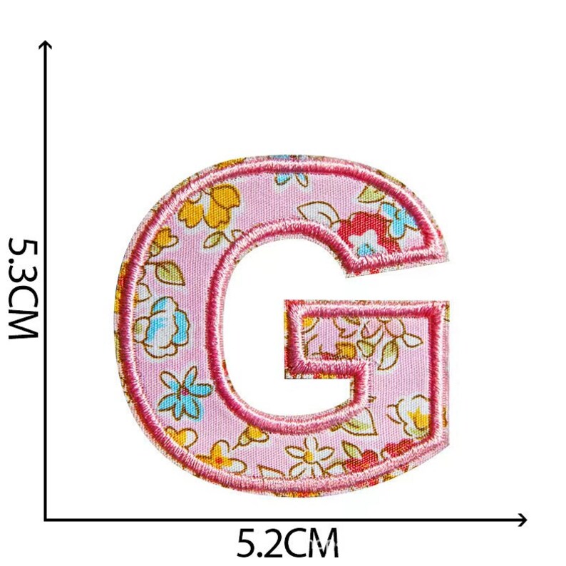 K&ouml;nnte beinhalten: Rosaer Stoffbuchstabe G mit Blumenmuster. Der Buchstabe ist 5,2 cm breit und 5,3 cm hoch.
