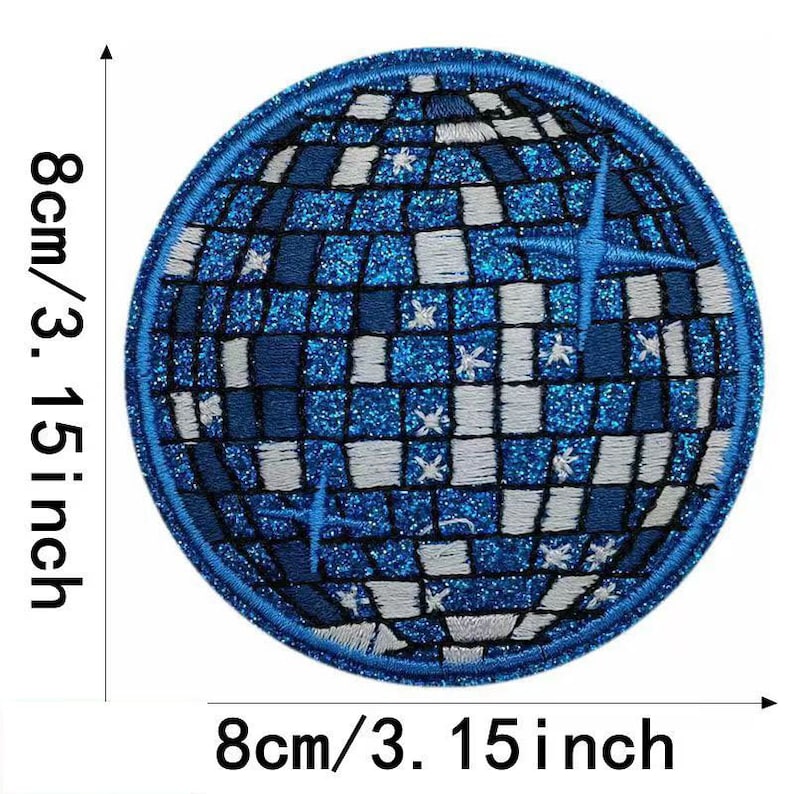 Op de afbeelding: Een blauwe en witte glitter strijk-op patch met een discobal ontwerp. De patch is 8 cm in diameter.