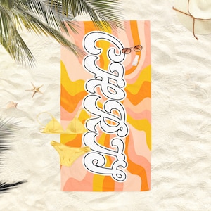 Serviette de plage personnalisée de style rétro groovy Serviette de bain personnalisée avec nom Serviette de plage personnalisée avec nom à l'extérieur Anniversaire Cadeau de vacances