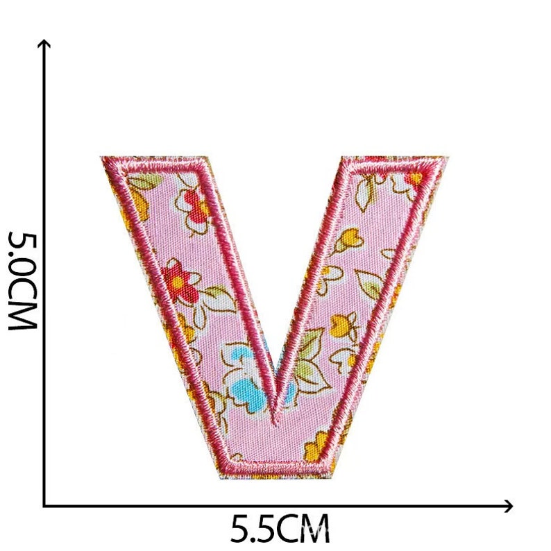 K&ouml;nnte beinhalten: Rosaer Stoffbuchstabe V mit Blumenmuster. Der Buchstabe ist 5,5 cm breit und 5 cm hoch.