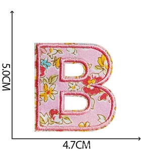 K&ouml;nnte beinhalten: Rosaer Stoffbuchstabe B mit Blumenmuster. Der Buchstabe ist 4,7 cm breit und 5 cm hoch.