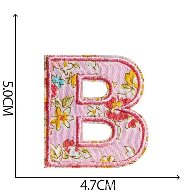 K&ouml;nnte beinhalten: Rosaer Stoffbuchstabe B mit Blumenmuster. Der Buchstabe ist 4,7 cm breit und 5 cm hoch.