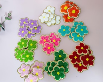 Stryklapp med flerfärgade blommor i chenille