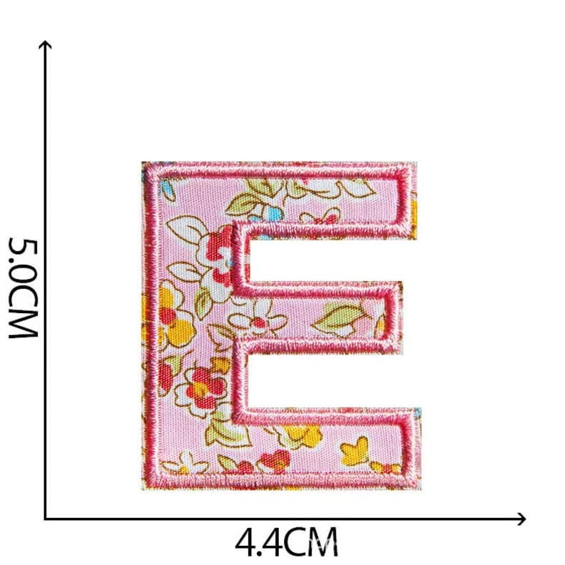 K&ouml;nnte beinhalten: Rosaer Stoffbuchstabe E mit Blumenmuster. Der Buchstabe ist mit rosa Garn umrandet und misst 4,4 cm in der Breite und 5 cm in der H&ouml;he.