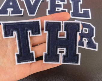 Patch de letra bordado em chenille: aplique de passar a ferro azul-marinho